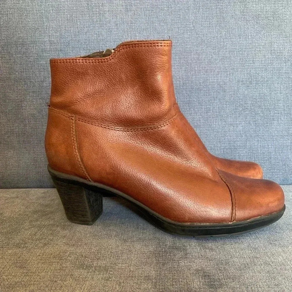 Woman’s Clark’s Brown Leather Block Heeled Ankle Square Toe Y2K Boots Size 6 - Picture 2 of 11